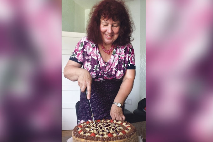 Brigita Skaistkalne, jubilejas torti griežot.
Autors: no personiskā albuma