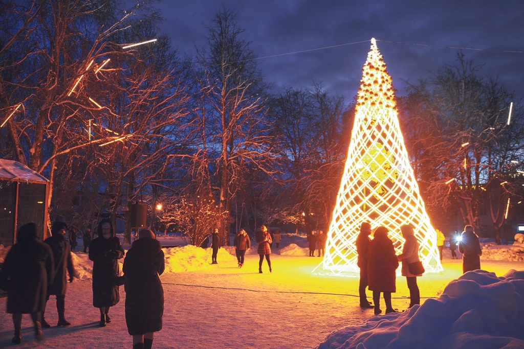 “Dzirkstele” novēroja, ka līdz ar tumšas iestāšanos cilvēki nāca aplūkot Ziemassvētku egli, fotografējās un apsprieda to, savukārt bērni pārliecinājās, ka tai var iziet cauri.
Autors: Gatis Bogdanovs