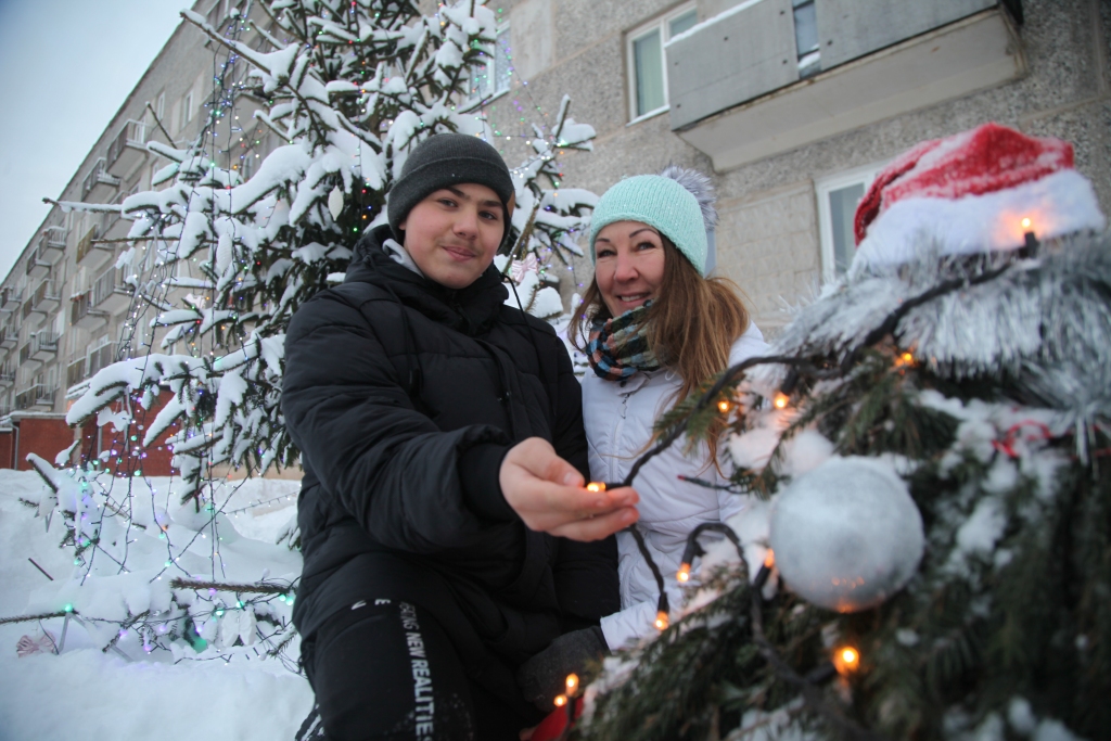 Ikvienam ir iespēja pašam radīt Ziemassvētku un Jaungada noskaņu savās mājās, tā iepriecinot sevi un arī citus. Roberts Iliņš, kurš dzīvo Gulbenē, Nākotnes ielā 2/9, jau trīs gadus rūpējas, lai pie viņa daudzdzīvokļu mājas šajā laikā iemirdzētos egle. “Dzirkstelei” viņš saka: “To daru, lai pašam būtu prieks un arī citiem. Tas ir skaisti, un tā var iepriecināt citus.” Viņa izrotātā egle, kā arī krāsaino lampiņu stilizētā egle uz mājas sienas, kas atgādina Eifeļa torni, jau no liela attāluma piesaista ikviena acu skatienu. Ar lielu entuziasmu Roberts, atnākot pēc stundām no skolas, līdz pat vēlam vakaram griezis papīra sniega bumbas un sniegpārslas, lai izrotātu kāpņu telpas logus. Par Roberta uzņēmību un paveikto priecājas arī viņa mamma Alla.
Autors: Gatis Bogdanovs