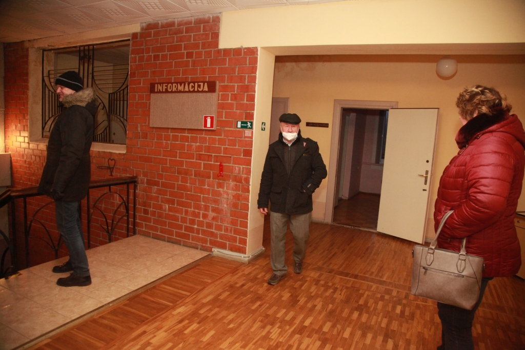 Telpas ir plašas, labas, kaut to arhitektūrā jūtama padomju gadu estētika. Paredzams, ka Gulbenē, Klēts ielā 6, izvietosies gan pašvaldības iestādes, gan nevalstiskās organizācijas. Kuras tieši, par to vēl būs jāvienojas. Deputāts Aivars Circens (centrā) redz pielietojumu, bet pilsētas pārvaldes vadītājs Gints Āboliņš, pirmkārt, vēlas nodrošināt telpu apsildīšanu ziemā.
Autors: Gatis Bogdanovs