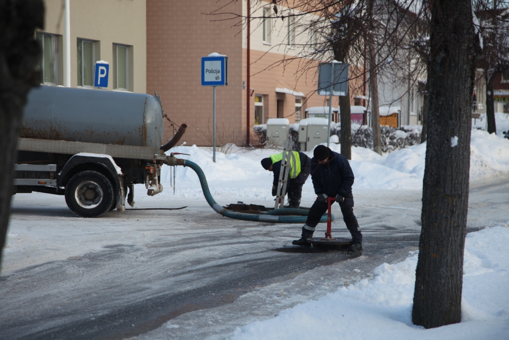 Pludo karstais ūdens Ozolu ielā Gulbenē. 6.decembra rīts sākās ar šādu problēmu.
Autors: Gatis Bogdanovs