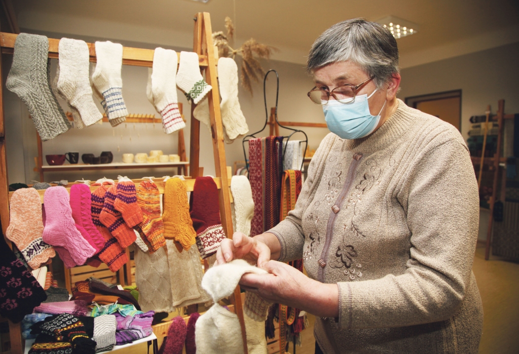 Jau tradicionāli dāvanas tuviniekiem iespējams sagādāt Ziemassvētku tirdziņā Gulbenes kultūras centrā. Tirdziņš būs atvērts līdz pat gada beigām, aicinot iegādāties Gulbenes novadā radītas dāvanas. “Dzirkstele” pārliecinājās, ka tirdziņā tiek piedāvātas daudzveidīgas, interesantas un kvalitatīvas lietas – zeķes, cimdi, grāmatzīmes, brunči, rotas, koka izstrādājumi, sveces un daudz kas cits. Tirdziņā vienuviet ir pieejamas dažāda veida dāvanas gan lieliem, gan maziem. Tautas lietišķās mākslas studijas “Sagša” dalībniece Zinaīda Kļaviņa priecājas par mūsu cilvēku radošumu un čaklumu. “Reizēm domādams neizdomāsi, ko tik cilvēki spēj saražot!” saka Z.Kļaviņa.
Autors: Gatis Bogdanovs