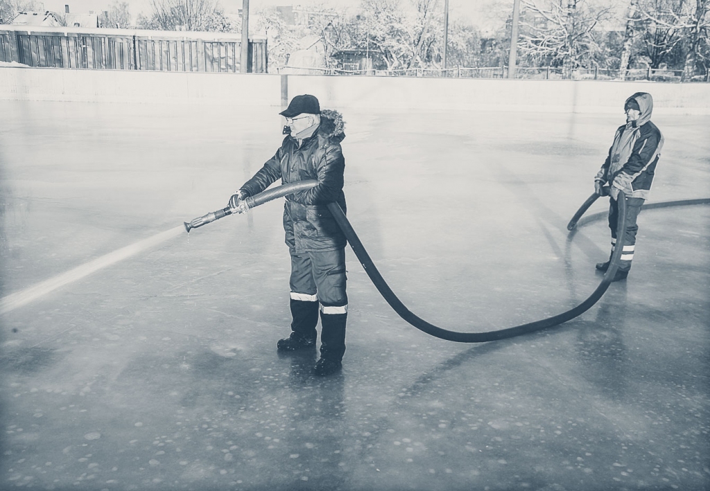 Laikapstākļi šonedēļ bija atbilstoši, lai slidotavā lietu ledu.
Autors: Gatis Bogdanovs