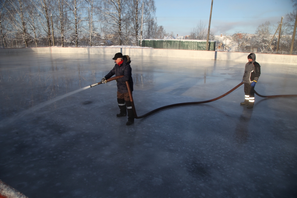Mazāk kā pirms nedēļas tikai tika uzliets ledus Gulbenes stadionā, bet laika apstākļu dēļ slidotava jau ir jāslēdz.
Autors: no 