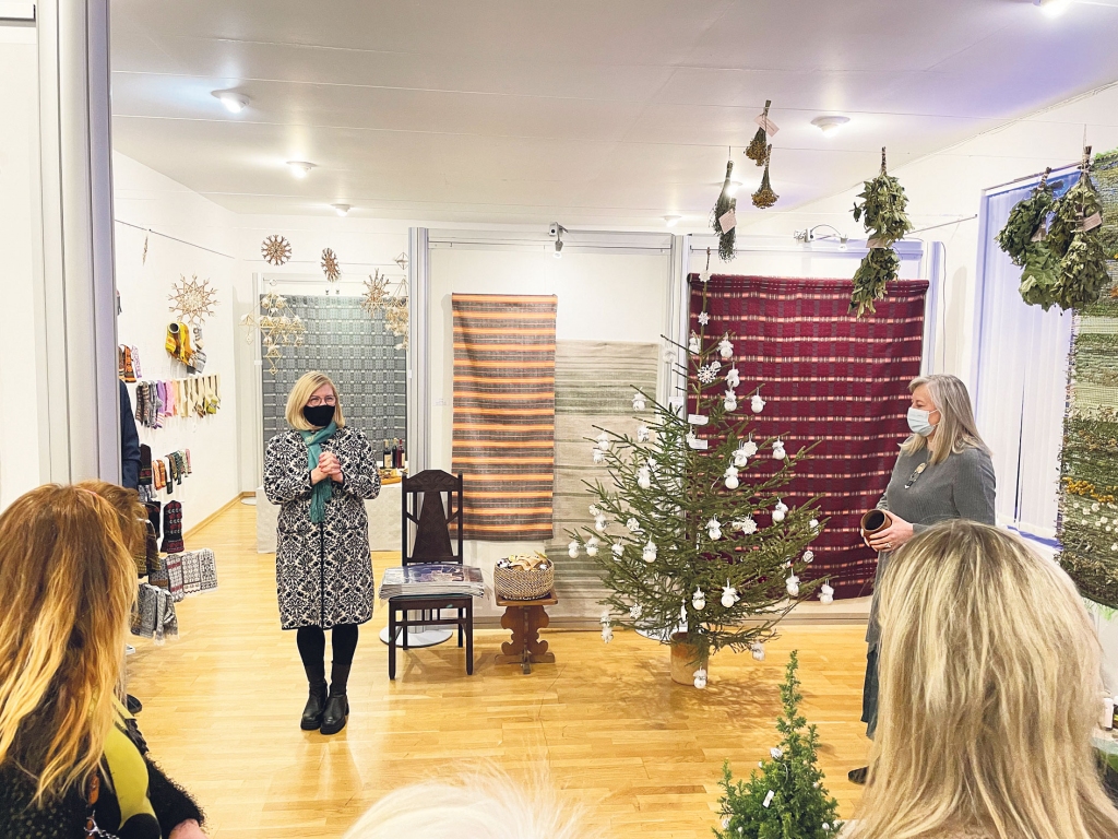 “Divu Jūliju” kalendārs. To muzeja vadītāja Valda Vorza (no kreisās) nodeva katram tautas lietišķās mākslas kolektīvam, kurš piedalās izstādē. Kalendāra autore māksliniece Sandra Dikmane izspēlēja loteriju – vienam veiksminiekam no izstādes apmeklētājiem tika kalendārs ar S.Dikmanes parakstu. 
Autors: Diāna Odumiņa