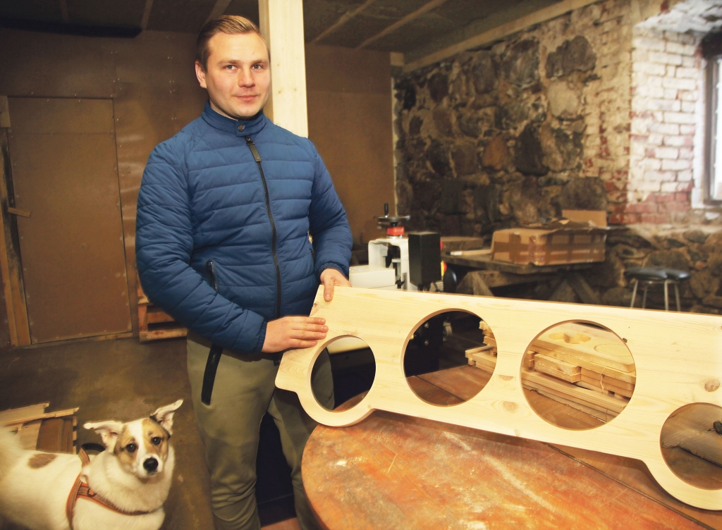 Salvis Trops atgriezies savā dzimtajā Līgo pagastā, kur sācis nodarboties ar koka produkcijas izgatavošanu. Pats saviem spēkiem uzkonstruējis CNC iekārtu, kas esot bijis ne tik ļoti sarežģīti, bet laikietilpīgi gan, un realizē savu ieceri. Šobrīd viņš ražo mēbeles tieši dzīvniekiem: barotavas, gultas, kaķu mājas. Paklausīgā suņu meitene Koko ir viņa iedvesmas avots. “Viņa ir mana “mūza”!” smaidot saka Salvis.
Autors: Gatis Bogdanovs