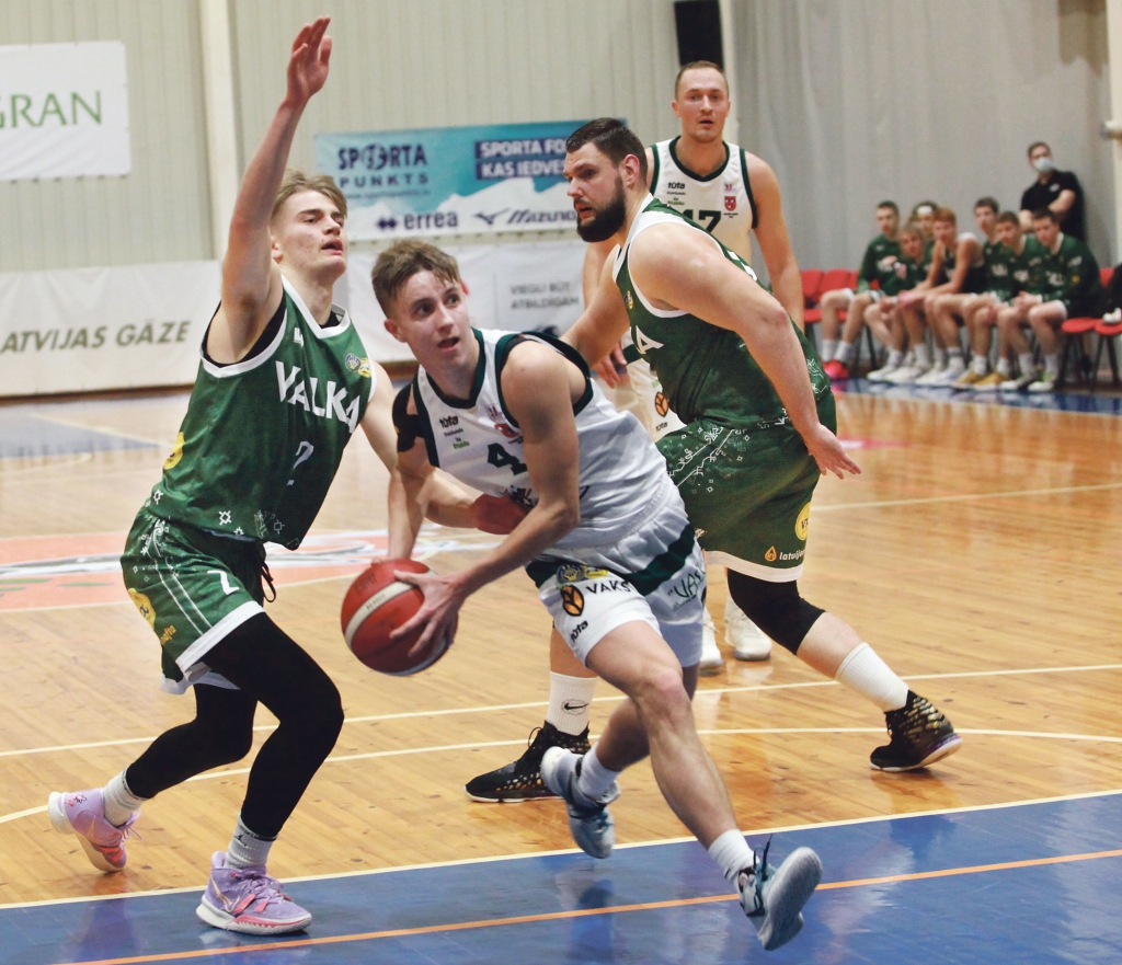 Pirmajā puslaikā spēle izskatījās samocīta, taču daži skaisti caurgājieni izdevās Raineram Ļisicinam (Nr.4), bet vislielāko cīņas sparu izrādīja Ingars Aizpurs (Nr.17).
Autors: Gatis Bogdanovs