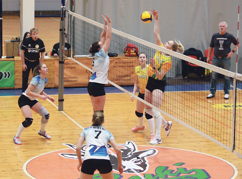 Par Gulbenes komandas labāko spēlētāju abās spēlēs tika atzīta Arta Buklagina (no kreisās).
Autors: Gatis Bogdanovs