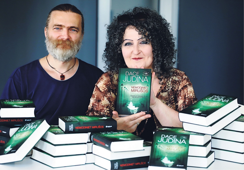 grāmatas “Nemodiniet mirušos” prezentācijā. Dace Judina kopā ar dzīvesbiedru un kolēģi Arturu Nīmani.
Autors: Karīna Miezāja