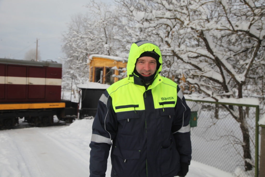 Sniegotās decembra dienas sagādā darbu SIA “Gulbenes – Alūksnes bānītis” sniegtīrim. Uzņēmuma Pārvadājumu daļas vadītājs Raitis Melders atzīst, ka uzmanīgi jāseko, vai bānīša sliedes nav aizputinātas.
Autors: Gatis Bogdanovs