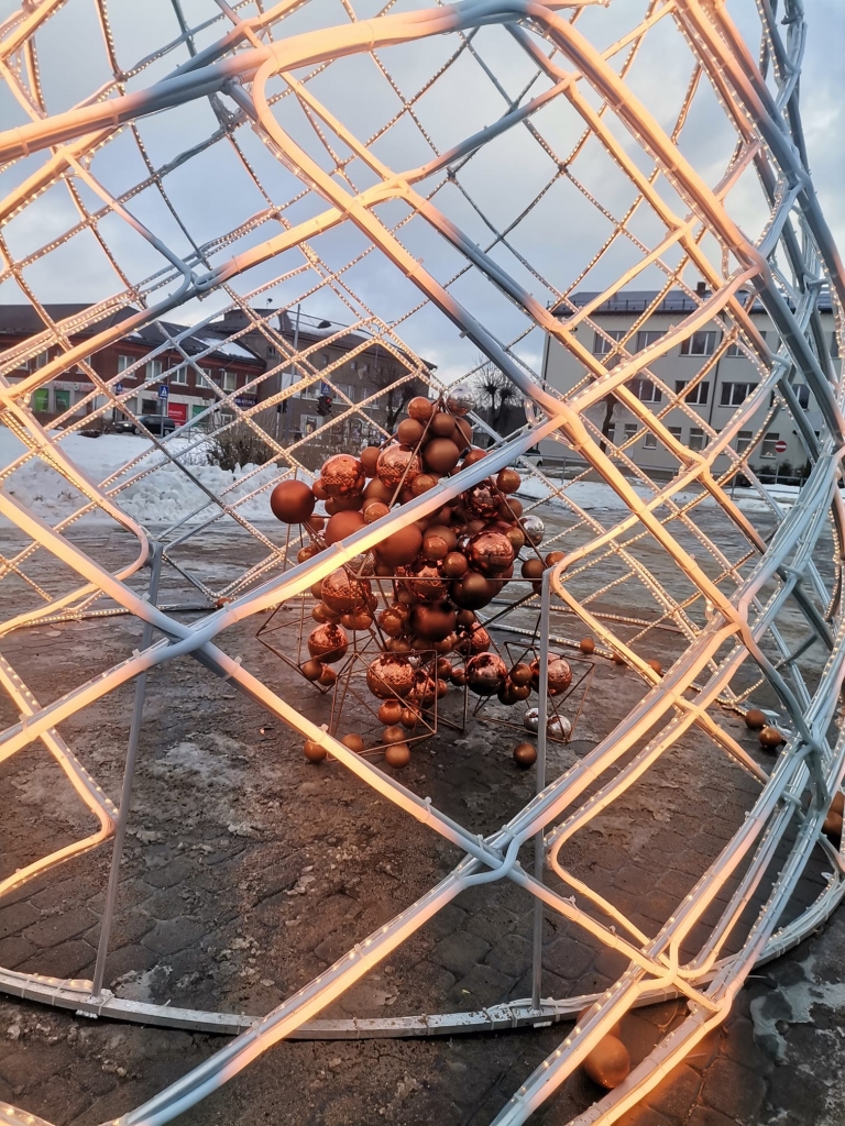 Nokrita mākslīgās egles rota – puzuris. Tas nesaprotamu iemeslu dēļ Gulbenē notika ceturtdien, 16.decembrī, dienas vidū. Šim faktam ir aculiecinieki. 
Autors: Klinta Sīle (