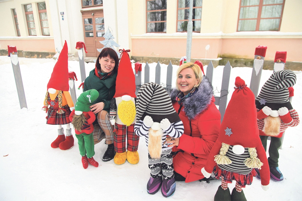 Sākumā Evita Zālīte un Daiga Bleikša darināja rūķu puisīšus, bet tagad ir arī rūķu meitenītes, kuras arī visiem patīk. Abām jau padomā, kādi rūķi taps vēl pēc gada.
Autors: Gatis Bogdanovs