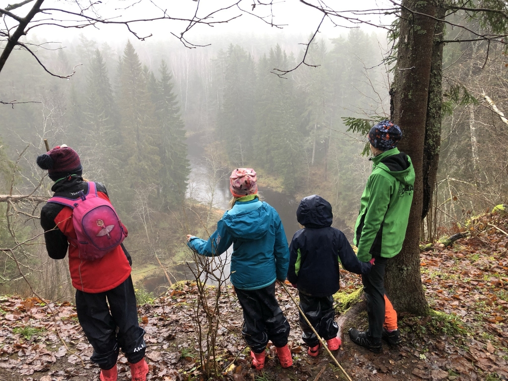 Esot dabā, cilvēks iegūst jaunas zināšanas un pieredzi, pat tikai vērojot – ieraugot kādu putnu, pasmaržojot kādu augu un vēlāk noskaidrojot, kas tas ir. Daba ir mūsu visu kopīgā vērtība, kas jāsaudzē, uzsver Dabas aizsardzības pārvaldes speciāliste Elīna Ezeriņa (attēlā – ar meitām pārgājienā gar Braslas upi Vidzemē).
Autors: no personiskā arhīva