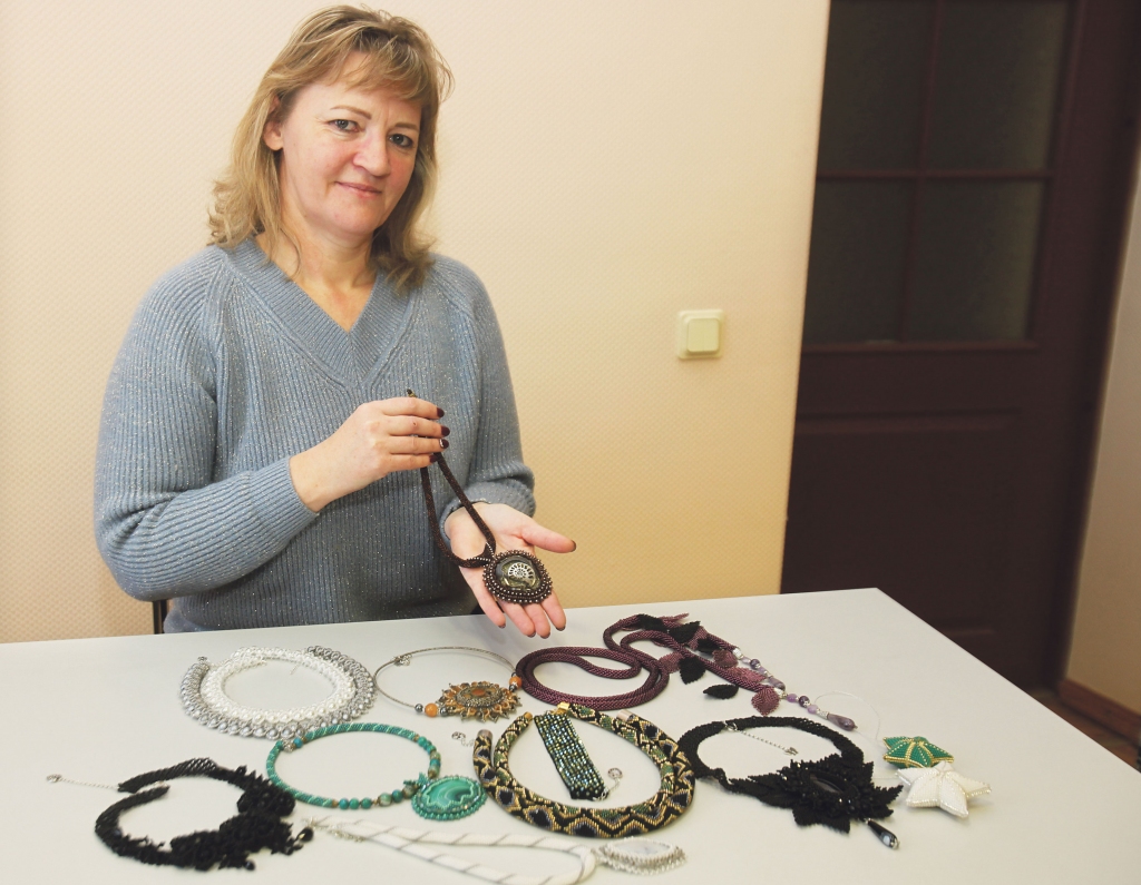 Mārīte Kopāne uz “Dzirksteles” redakciju atveda parādīt tikai nelielu daļu no savām darinātajām pērļu rotām. Divu vienādu darbiņu nav. Savukārt gatavojoties gada skaistākajiem svētkiem, Mārīte gatavo arī egļu rotājumus no pērlēm.  
Autors: Gatis Bogdanovs