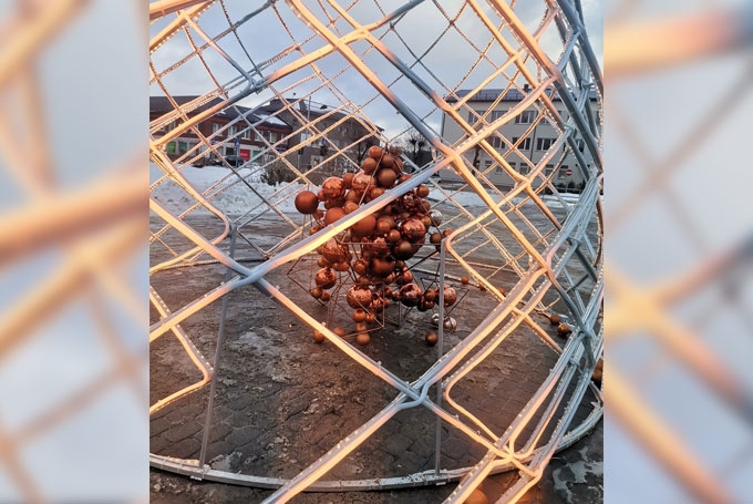 Nokrita mākslīgās egles rota – puzuris. Tas nesaprotamu iemeslu dēļ Gulbenē notika ceturtdien, 16.decembrī, dienas vidū. Šim faktam ir aculiecinieki.
Autors: no personiskā arhīva