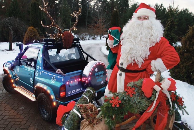 Ziemassvētku vecītis, kura lomā iejuties Gulbenes novada Kultūras pārvaldes darbinieks Edijs Frīdenbergs, īpašajās kamanās sācis savu ceļu uz visiem Gulbenes novada pagastiem un pilsētu, lai pasniegtu saldumu paciņas novada pašiem mazākajiem bērniem, kuri neapmeklē bērnudārzu. “Dzirkstele” Ziemassvētku vecīti satika Lejasciema pusē brīdī, kad viņš gatavojās doties uz Druvienas pagastu, lai satiktos ar bērniem un pasniegtu viņiem saldumus.  
Autors: Gatis Bogdanovs