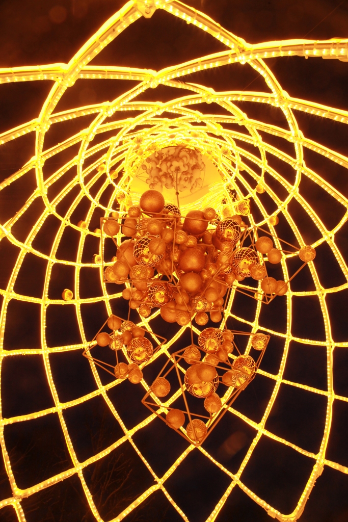 Nokrita mākslīgās egles rota – puzuris. Tas nesaprotamu iemeslu dēļ Gulbenē notika ceturtdien, 16.decembrī, dienas vidū. Šim faktam ir aculiecinieki. 
Autors: no 