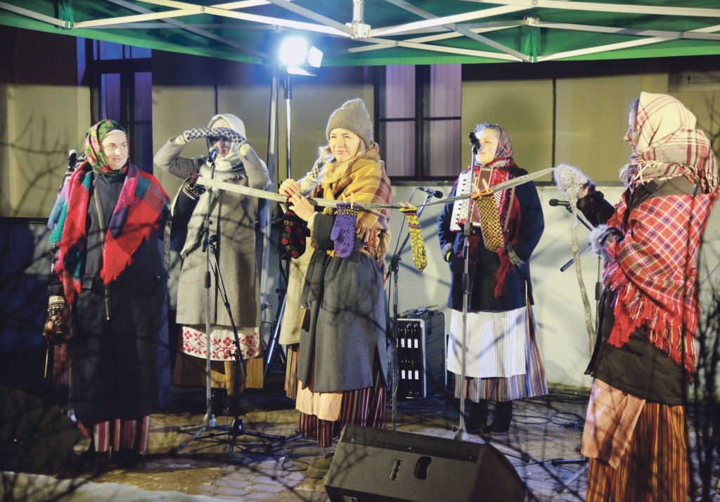 Folkloras kopa “Grodi” ne tikai priecēja ar ziemas saulgriežu dziesmām un rotaļām, bet arī ļāva ielūkoties nākotnē, atklājot cimdos paslēpto laimi vai veiksmi.
Autors: Gatis Bogdanovs