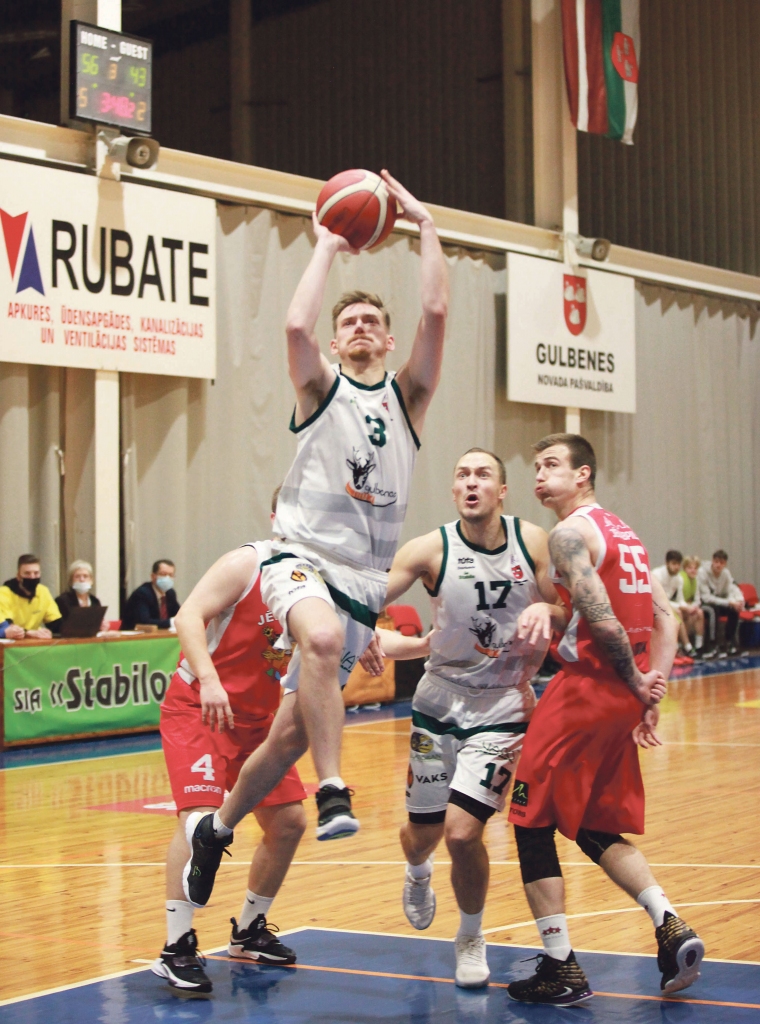 Ar lielisku spēli šoreiz izcēlās “Gulbenes Buku” spēlētājs Ervīns Ivanovs (nr. 3), kurš bija ļoti precīzs metienos un izrādīja lielu cīņas sparu.
Autors: Gatis Bogdanovs