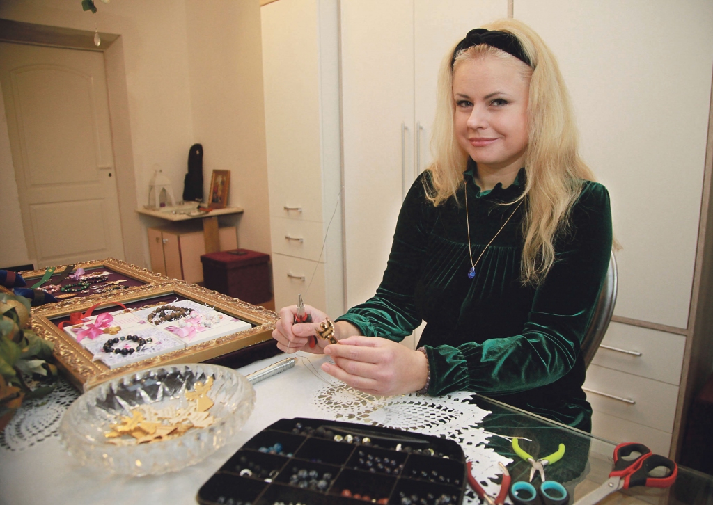 Inesei Stoklosai patīk gatavot rotaslietas un aksesuārus ar eņģeļiem, skanot garīgai mūzikai, kas nomierina un iedvesmo.
Autors: Gatis Bogdanovs