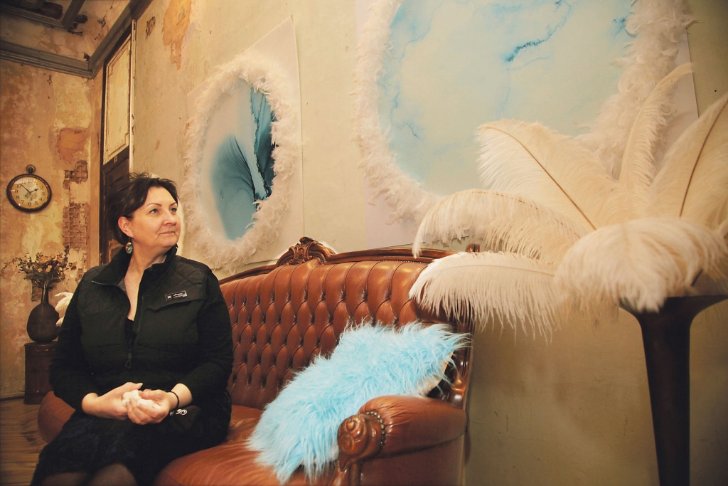 “Krāsas, audumi, smaržas - sajūtas, ko tie var dot un nospiedumi, ko tie atstāj mūsu apziņā – tā ir maģija.” E.Siļķēna piebilst, ka māksliniece ir no Jelgavas.
Autors: Gatis Bogdanovs