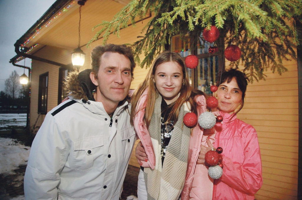 Ziemassvētki Ilmāra, Alises un Baibas Lubiņu mājās sākas ar gatavošanos, lai svētki gaumīgi iemirdzētos gan pašā namā, gan arī ārpus tā. Rūķu cepures, skaisti skuju dekori un gaismiņas visapkārt gan mājai, gan pirtij un malkas šķūnim vēstī par to, ka svētki šajā Lejasciema namā tiek gaidīti! Baiba ikdienā darbojas tirdzniecības, Ilmārs – mežsaimniecības jomā, bet jau vairāk nekā gadu abi piedalās bezceļu sacensībās. Ilmārs saka, ka viņš sievu Baibu ir pieradinājis pie dubļiem, savukārt viņa Ilmāru - pie Ziemassvētkiem. Baiba noslēpumaini saka – šajā mājā ticība Ziemassvētku vecītim vēl joprojām ir! 
Autors: Gatis Bogdanovs