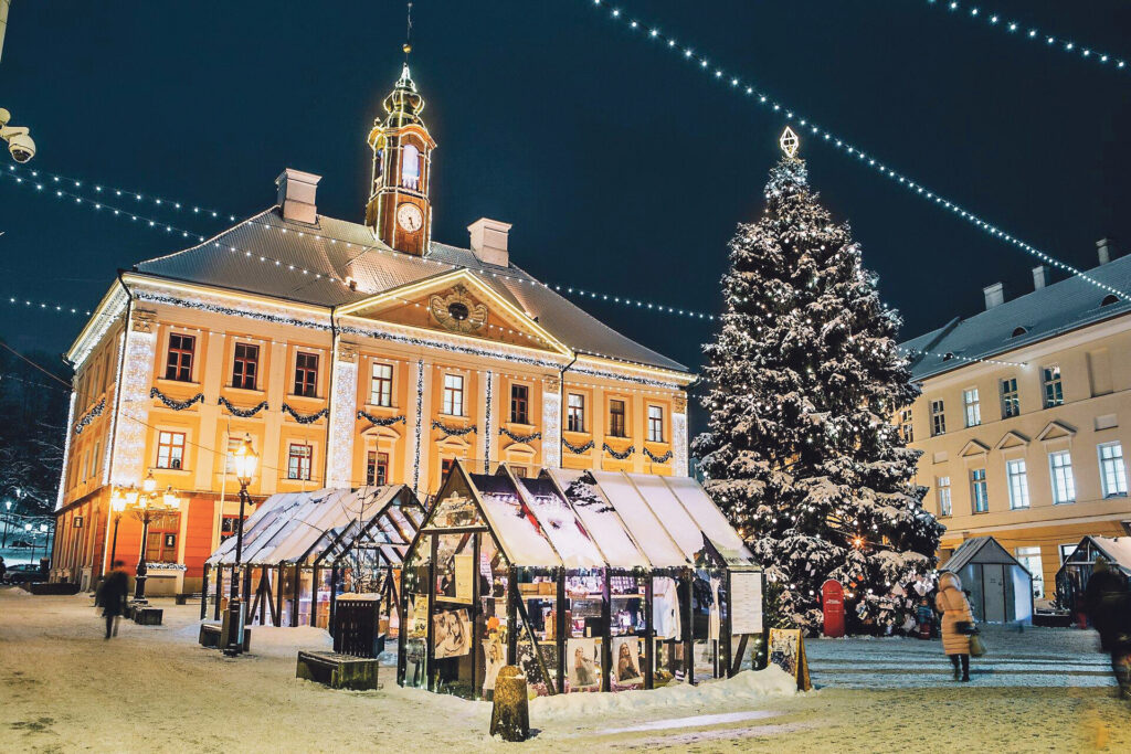 TARTU RĀTSNAMS ir viens no pilsētas svarīgākajiem simboliem. Katru dienu pulksten 9.00, 12.00, 15.00, 18.00 un 21.00 var klausīties rātsnama tornī skanošās zvanu skaņas.
Autors: Foto: "Visitestonia.lv"