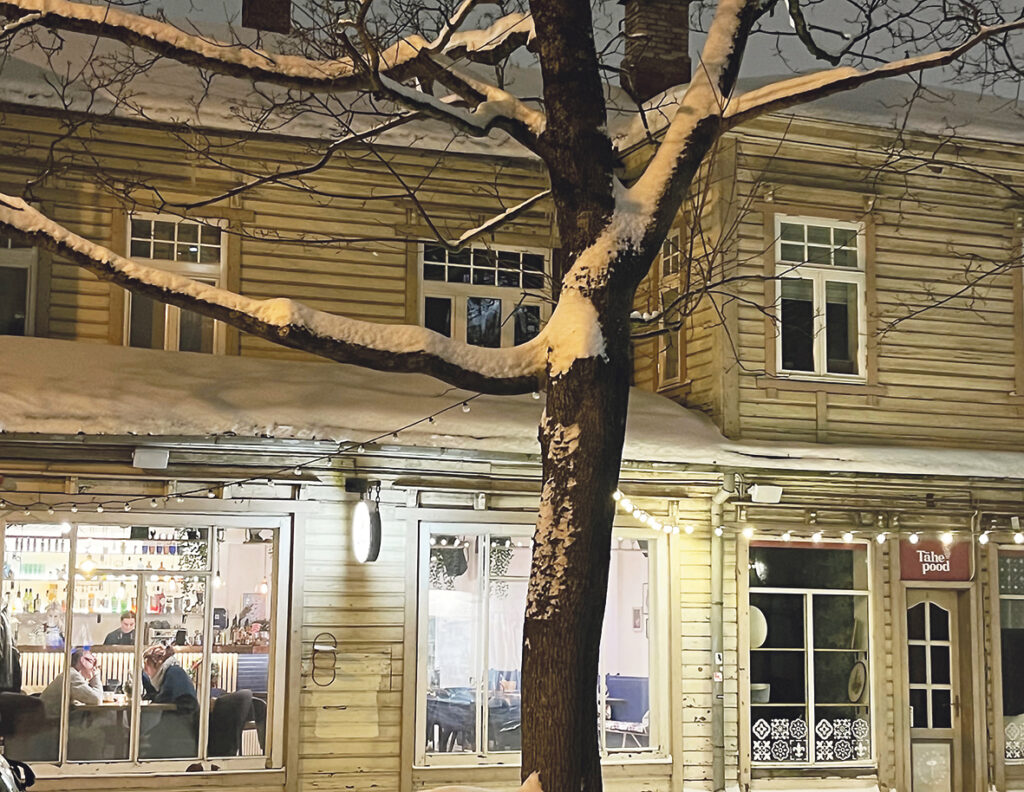 KAFEJNĪCU PARADĪZE. Netālu no Tartu centra atrodas mazāk zināms, taču diezgan alternatīvs Tartu rajons – Karlova rajons. Tur ir daudz dažādu kafejnīciņu un bāru, kā arī unikāla ielu māksla. Šeit ir vēsturiskas koka mājas, aizraujoši slepenie pagalmi, savdabīgas vietējo iemīļotas kafejnīcas un Tartu pilsētai raksturīgi apstādījumi. Katru pavasari tiek organizētas Karlovas dienas, kuru ietvaros pilsētas daļu var iepazīt vēl tuvāk. Pavasaros gan vietējiem ļaudīm, gan pilsētas viesiem ir iespējams iesaistīties pilsētas dažādo rajonu svētkos ar dažādiem aizraujošiem pasākumiem. 
Autors: Foto: Diāna Lozko