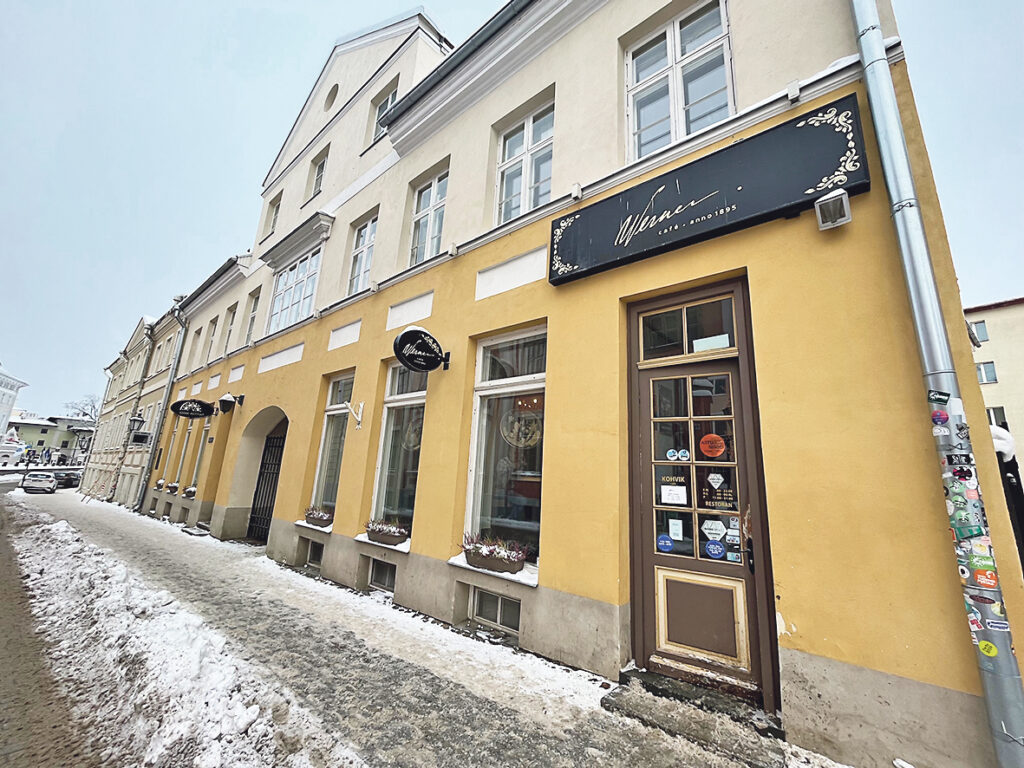 GARDĀKĀ KAFIJA. Tartu iedzīvotāju ieskatā, visgaršīgākā kafija dabūjama tieši šajā kafejnīcā ar nosaukumu “Verner”, kas ir uz stūra pie Tartu universitātes. Tā ir kafejnīca ar ievērojamu vēsturi. To 1895. gadā atvēra gardēdis Johans Verners.
Autors: Foto: Diāna Lozko