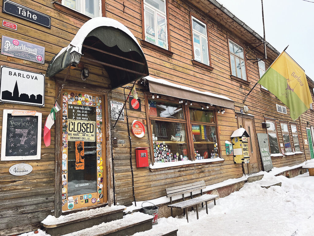 KAFEJNĪCU PARADĪZE. Netālu no Tartu centra atrodas mazāk zināms, taču diezgan alternatīvs Tartu rajons – Karlova rajons. Tur ir daudz dažādu kafejnīciņu un bāru, kā arī unikāla ielu māksla. Šeit ir vēsturiskas koka mājas, aizraujoši slepenie pagalmi, savdabīgas vietējo iemīļotas kafejnīcas un Tartu pilsētai raksturīgi apstādījumi. Katru pavasari tiek organizētas Karlovas dienas, kuru ietvaros pilsētas daļu var iepazīt vēl tuvāk. Pavasaros gan vietējiem ļaudīm, gan pilsētas viesiem ir iespējams iesaistīties pilsētas dažādo rajonu svētkos ar dažādiem aizraujošiem pasākumiem. 
Autors: Foto: Diāna Lozko