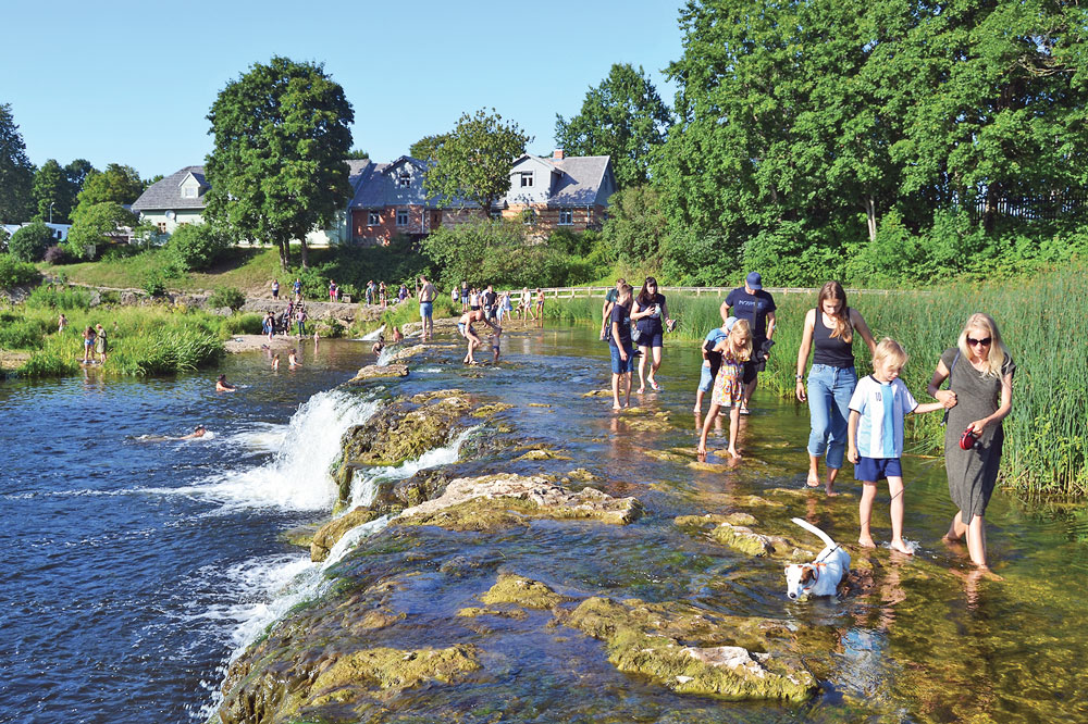 VENTAS RUMBA. Jebkurā gadalaikā apskates vērta ir Ventas rumba - platākais (249 m) ūdenskritums Eiropā. Vasarā Kuldīgas apmeklējums nav iedomājams bez Ventas rumbas pārbrišanas, pavasarī – bez zivju lēkāšanas. Izrādās, hercogs Jēkabs savulaik rumbu mēģinājis arī spridzināt, lai Venta šeit būtu kuģojama, bet pēc pirmā mēģinājuma, par laimi, pārtraucis, jo parādījušās plaisas pils sienās.
Autors: Foto: Sanra Apine