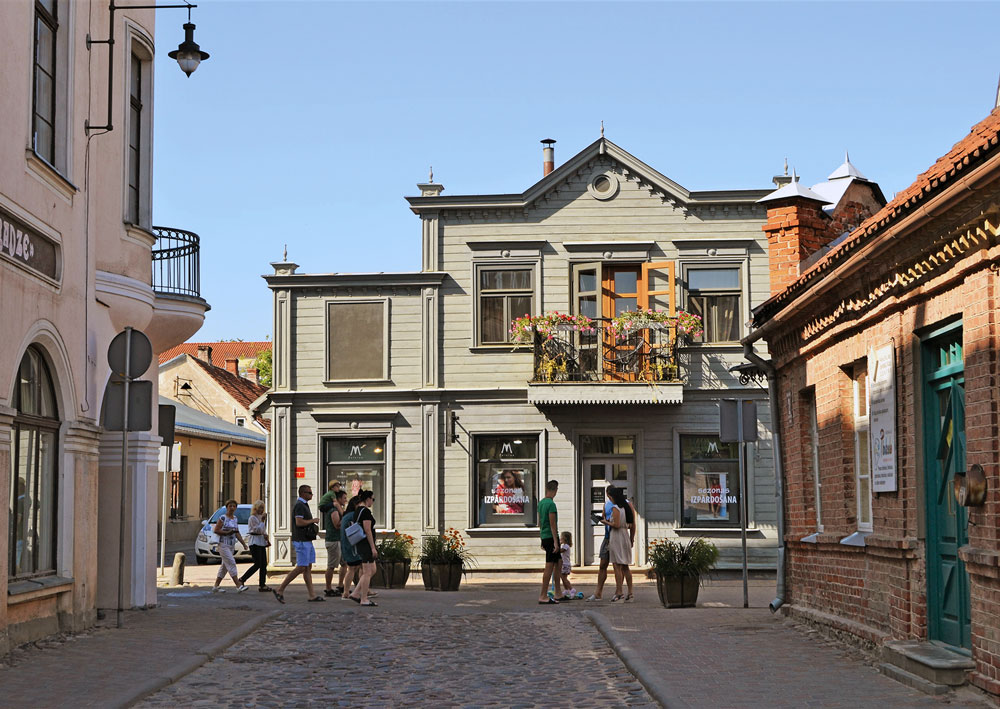 PĀRMAIŅAS. Ja Kuldīgā būts senāk, tad jābrauc vēlreiz. Pēdējo gadu laikā, pateicoties Eiropas finansējumam, te daudz kas mainījies līdz nepazīšanai. Jau pirms vairākiem gadiem atjaunots Pilsētas dārzs, izveidotas strūklakas, atvērts arī muzejs jeb tā sauktā Bangerta villa, un Liepājas iela – atvēlēta tikai gājējiem.
Autors: Foto: Sanra Apine