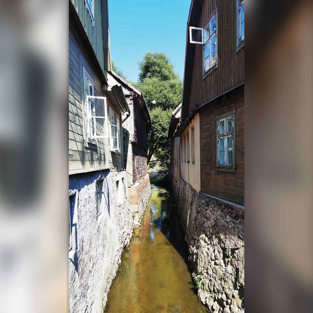 “VENĒCIJA”. Kuldīgu nereti dēvē par Latvijas Venēciju, jo Alekšupīte pilsētas centrā tek tieši gar ēku sienām.
Autors: Foto: Sanra Apine