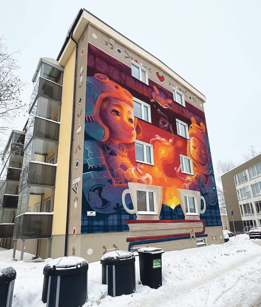 KAFEJNĪCU PARADĪZE. Netālu no Tartu centra atrodas mazāk zināms, taču diezgan alternatīvs Tartu rajons – Karlova rajons. Tur ir daudz dažādu kafejnīciņu un bāru, kā arī unikāla ielu māksla. Šeit ir vēsturiskas koka mājas, aizraujoši slepenie pagalmi, savdabīgas vietējo iemīļotas kafejnīcas un Tartu pilsētai raksturīgi apstādījumi. Katru pavasari tiek organizētas Karlovas dienas, kuru ietvaros pilsētas daļu var iepazīt vēl tuvāk. Pavasaros gan vietējiem ļaudīm, gan pilsētas viesiem ir iespējams iesaistīties pilsētas dažādo rajonu svētkos ar dažādiem aizraujošiem pasākumiem. 
Autors: Foto: Diāna Lozko