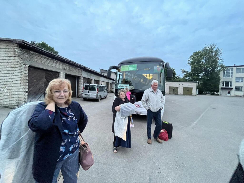 Arī Gulbenes Tautas teātris kopā ar kori “Silvers “dodas ceļā uz XXVVII Vispārējo dziesmu un XVII deju svētku gājienu Rīgā. 
Autors: Foto: "Facebook"/Gulbenes kultūras centrs