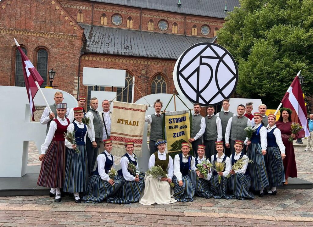 Stradu pagasta jauniešu deju kolektīvs "Zeija". 
Autors: Foto: "Facebook"/Stradu pagasts