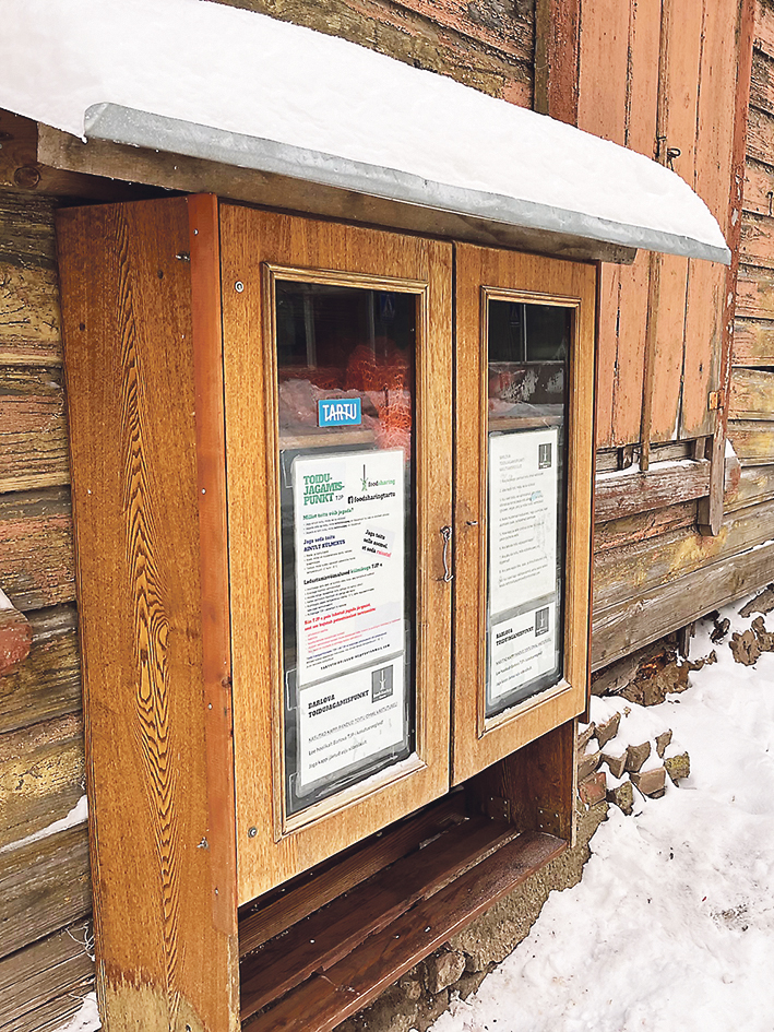 NEUZKRĪTOŠS ATBALSTS. Šādā skapītī var atstāt ēdienu, kuru var paņemt ikviens, kuram ir šāda vajadzība. Skapīši atrodas uz ielas, lai cilvēki diskrēti varētu paņemt pārtiku arī brīžos, kad neviena nav apkārt.
Autors: Foto: Diāna Lozko