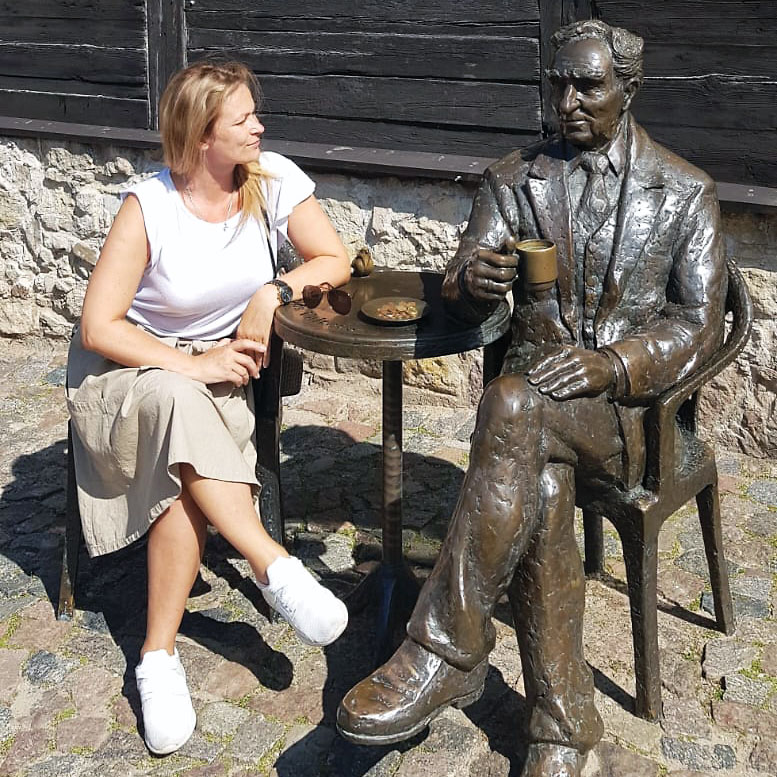 “TĒJAS TASE kopā ar Ēvaldu Valteru” - tā sauc 2016. gadā Kuldīgā atklāto pieminekli aktierim un sabiedriskajam darbiniekam, kuldīdzniekam Ēvaldam Valteram. Tā autors Oskars Mikāns izlēmis slaveno aktieri “nosēdināt” pie galdiņa, lai mēs katrs varētu tur apsēsties un iedzert tēju.
Autors: Foto: Sanra Apine