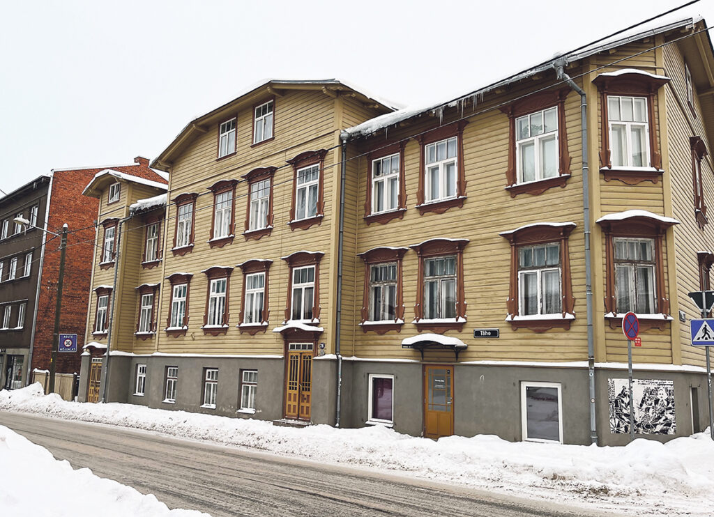 ARHITEKTŪRA. Tartu ir reti sastopamas ēkas, kuras būvētas agrāk nekā 18. gadsimta pēdējā ceturksnī, jo pilsēta vairākas reizes tikusi gan izpostīta, gan arī cietusi ugunsgrēkos. Laika gaitā ir mainījusies arī arhitektūra, tāpēc, pastaigājoties pilsētā, var aplūkot stila piemērus no viduslaiku perioda līdz mūsdienu modernajai arhitektūrai. Manos novērojumos Tartu tipiskākā arhitektūra ir mājas no koka līstītēm.
Autors: Foto: Diāna Lozko