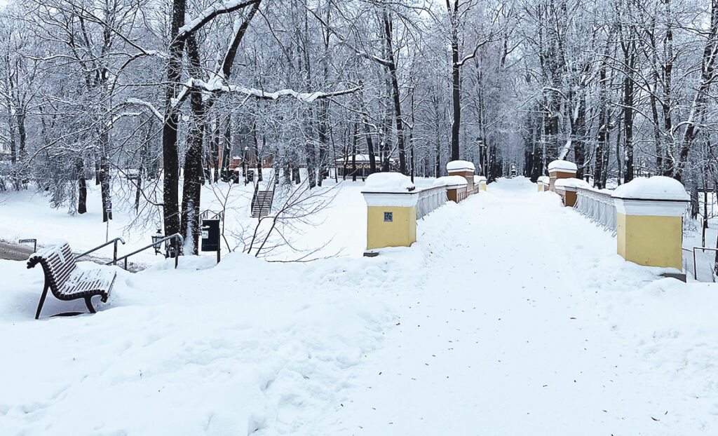 DIVI TILTI. Tartu centrā atrodas kalns – Doma kalns, kas ir viens no Tartu simboliem. Uzkāpjot augšā, paveras skats uz Tartu centru. Parkā atrodas arī divi īpaši tilti – Eņģeļu un Velna tilts. Bildē redzams Eņģeļu tilts, kurš jāšķērso atpakaļgaitā ar aizvērtām acīm. Vienlaikus ir jāiedomājas kāda vēlēšanās - tā noteikti piepildoties. 
Autors: Foto: Diāna Lozko