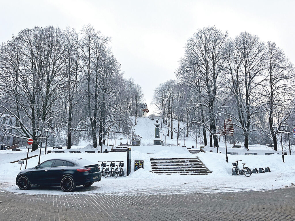 ATĻAUJ NEATĻAUTO. Doma kalns ir īpaša vieta Tartu arī ar to, ka tā ir vienīgā, kur pilsētas centrā var lietot alkoholu ārpus telpām. Gluži kā Latvijā, Igaunijā likums paredz sodu par alkohola lietošanu publiskās vietās, piemēram, uz ielas vai parkā, taču Doma kalns ir vieta, kur to var darīt un policija nevienu nesoda. Tas atļauts arī ar nolūku, lai pilsētā būtu kāda vieta, kurā tomēr var iedzert un cilvēki necenstos to darīt citviet.
Autors: Foto: Diāna Lozko
