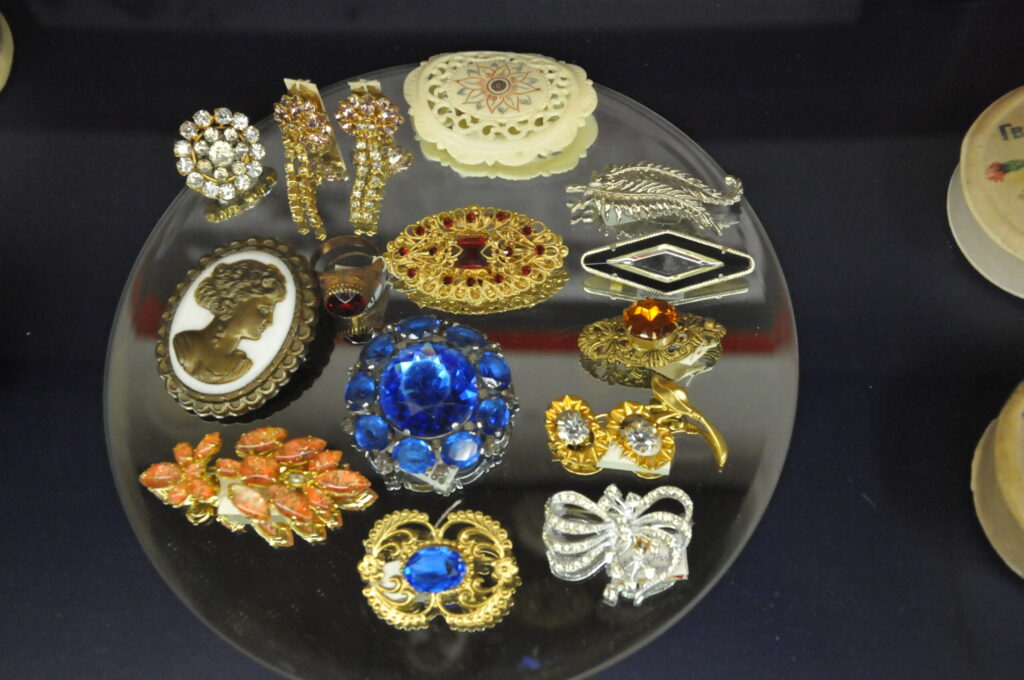 Lai cik grūti būtu laiki, sievietes vienmēr ir gribējušas sapucēties, arī pelēkajos padomju gados. Muzejā aplūkojamas to laiku košās bižutērijas brošas.
Autors: Foto: Inga Karpova