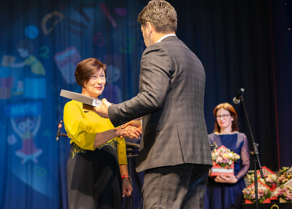 Nominācijā “Audzinātājs - dzīves skolotājs” balvu Inārai Šmitei pasniedza Sporta pārvaldes vadītājs Lauris Krēmers. 
Autors: Foto: Aleksandrs Lustiks