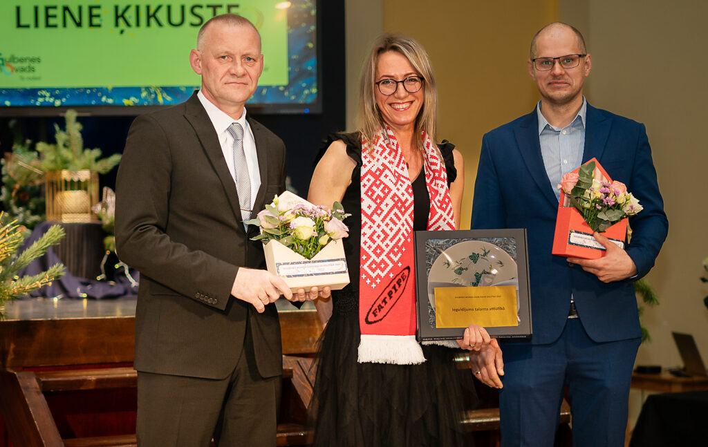 Kolēģi ir novērtējuši volejbola treneres Lienes Ķikustes darbu, piesakot viņu nominācijai “Ieguldījums talanta attīstībā”. Viņai blakus Gulbenes novada skolotāji Dzintars Ziediņš (no kreisās) un Jānis Strods, kuri arī bija nominēti šai balvai.
Autors: Foto: Aleksandrs Lustiks