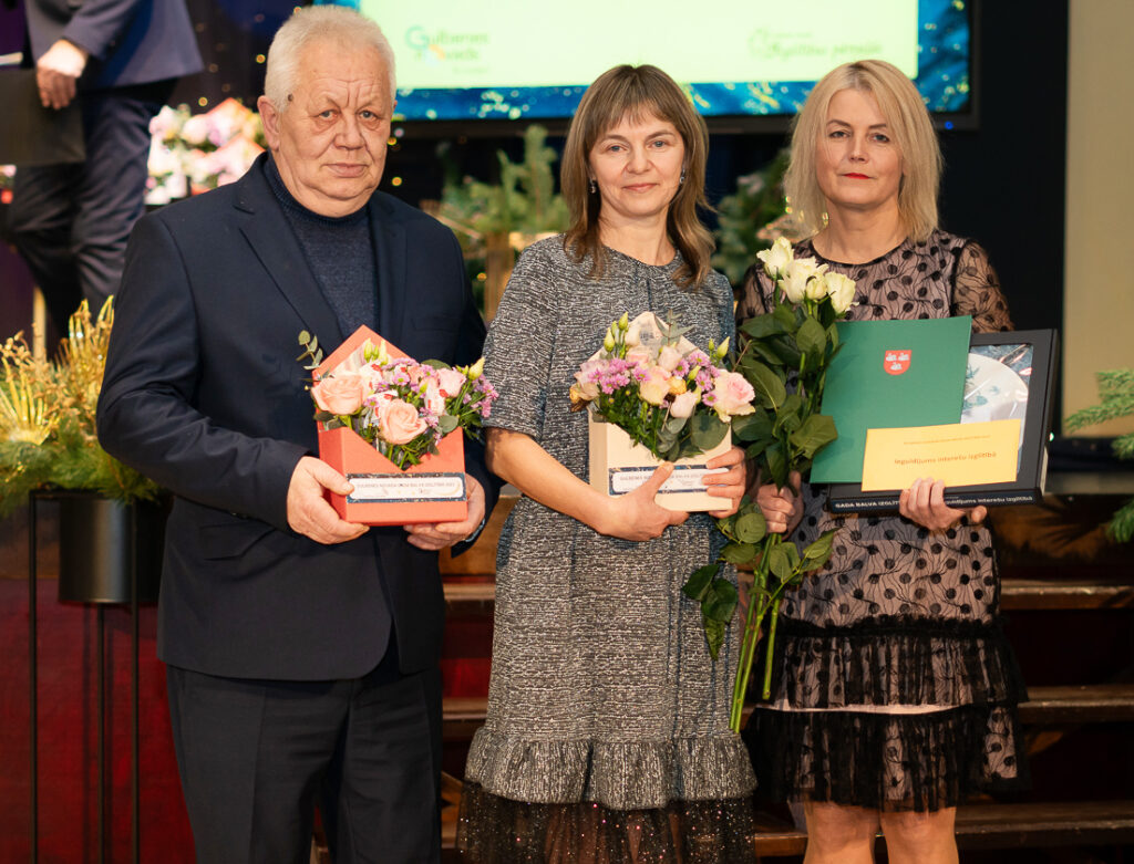 Nominācijā “Ieguldījums interešu izglītībā” bija nominēti Juris Ivanovs (no kreisās), Ligita Lapsa un Inga Anča, kura saņēma balvu. 
Autors: Foto: Aleksandrs Lustiks