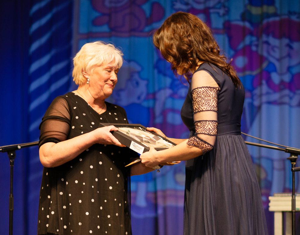 Šefpavārei Dagmārai Rakulei balvu nominācijā “Labi padarīts darbs” pasniedza Gulbenes novada pašvaldības Juridiskās un personālvadības nodaļas vadītāja Sanita Mickeviča.
Autors: Foto: Aleksandrs Lustiks