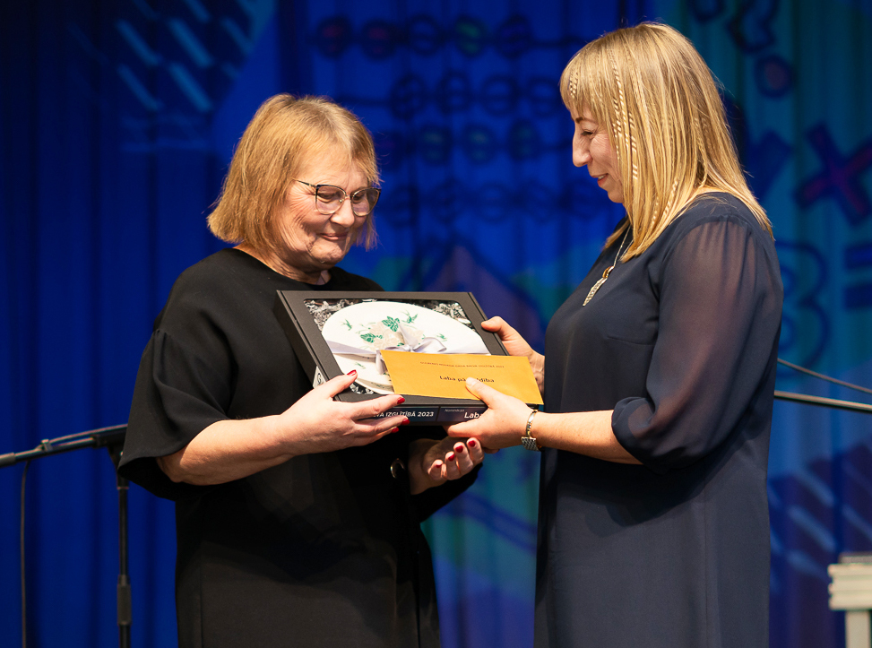 Izglītības pārvaldes vadītāja Dace Kablukova pasniedza balvu Tirzas pamatskolas direktorei Svetlanai Ziepniecei nominācijā “Laba pārvaldība”. 
Autors: Foto: Aleksandrs Lustiks