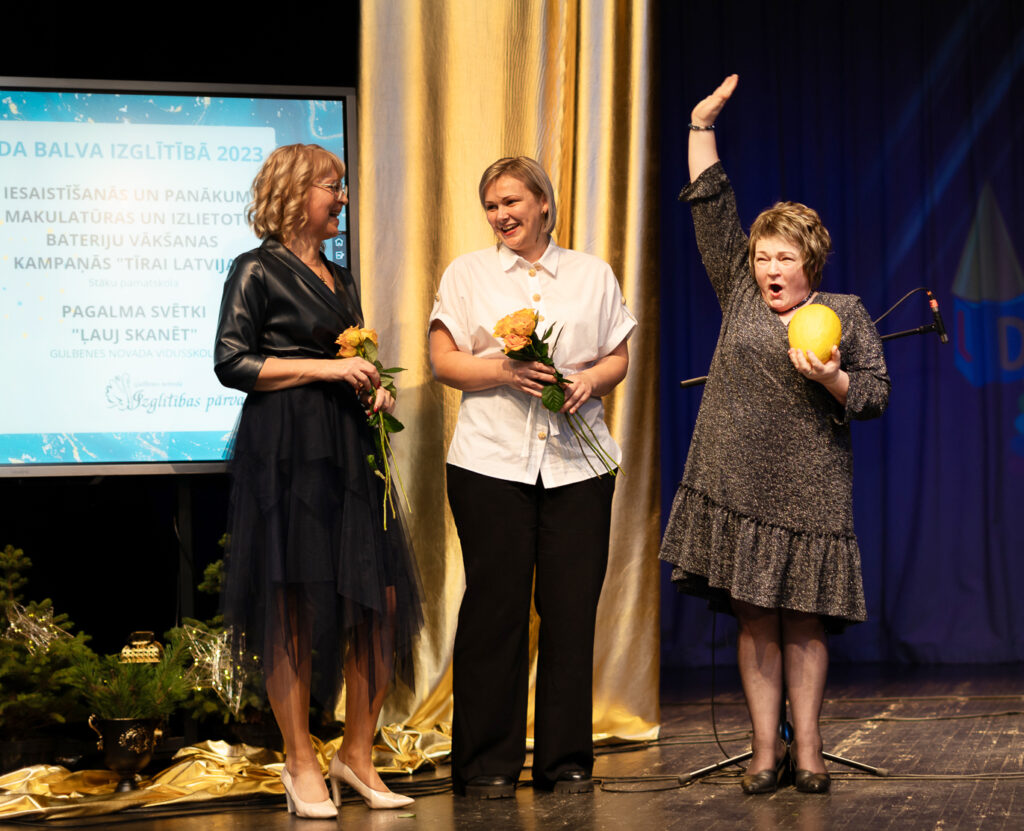 Pasākumā sumināja Stāķu pamatskolu, kura iesaistās makulatūras vākšanas konkursā. Par novērtējumu ir sajūsmā skolas direktore Diāna Šķēla. Viņai blakus - Iveta Zvaigzne un Ieva Brūniņa no Gulbenes novada vidusskolas, kurām prieks par kolēģu panākumiem.
Autors: Foto: Aleksandrs Lustiks