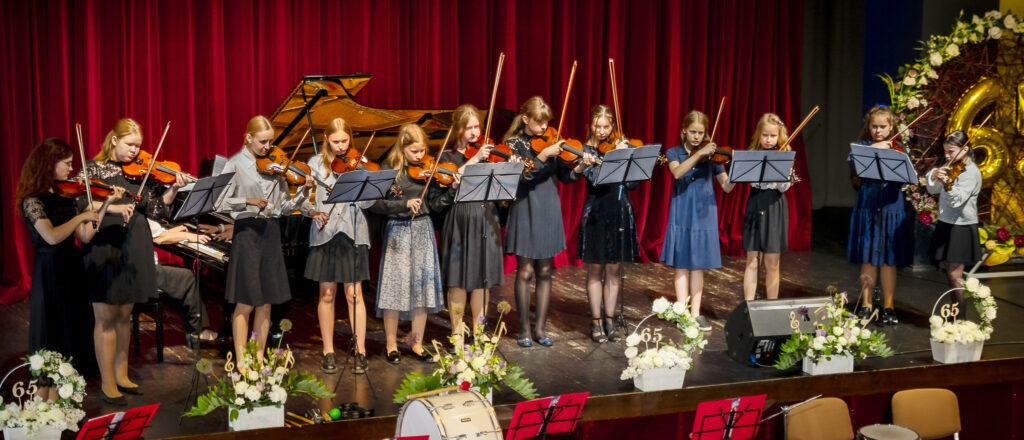 SKATĪTĀJUS priecēja Gulbenes mūzikas skolas vijolnieču ansamblis (vadītāja - Lucija Brice, koncertmeistare - Lidija Musajeva).
Autors: FOTO: ALEKSANDRS LUSTIKS