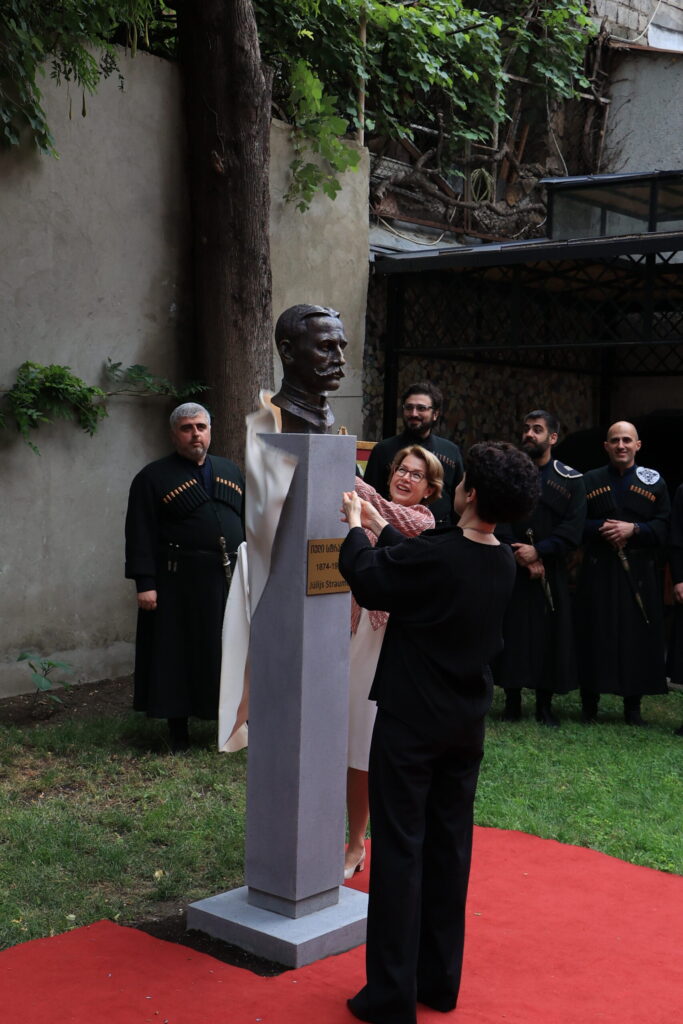 Latvijas vēstniece Gruzijā Edīte Medne un Gruzijas premjerministra pirmā vietniece un kultūras ministre Tea Culukiani atklāj Jūlija Straumes pieminekli.
Autors: Foto: Sandra Dikmane